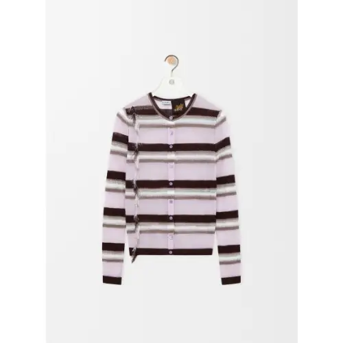 ジゼルが着用しているLOEWEのカーディガン