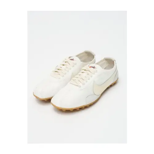 本田翼が着用しているNIKE meets emmiのスニーカー