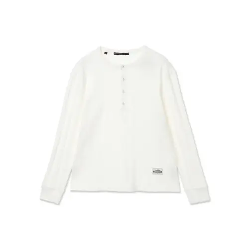 ヒョンジンが着用しているGUESS JEANSのロンT