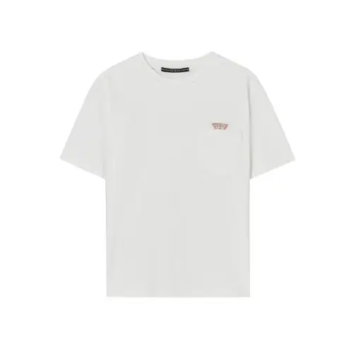 ヒョンジンが着用しているGUESS JEANSのTシャツ