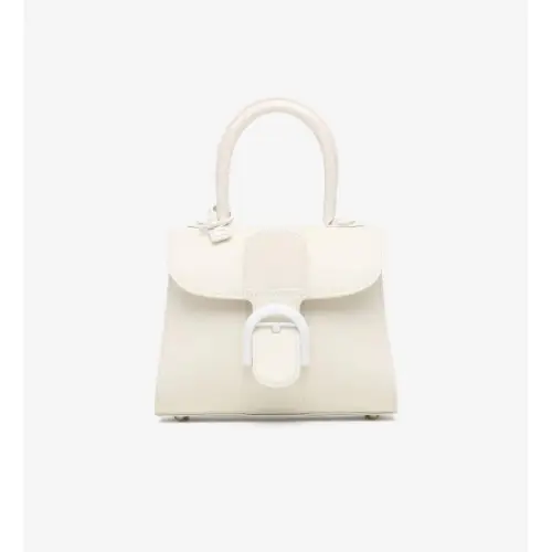 ウィンターが着用しているDELUXEのハンドバッグ