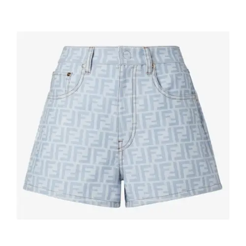 ユンジンが着用しているFENDIのパンツ（ショート）