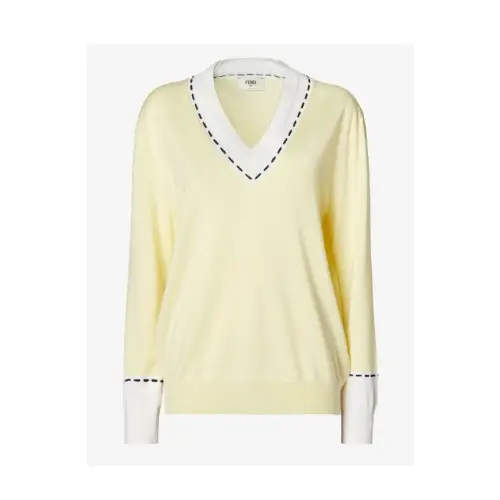 ユンジンが着用しているFENDIのカーディガン