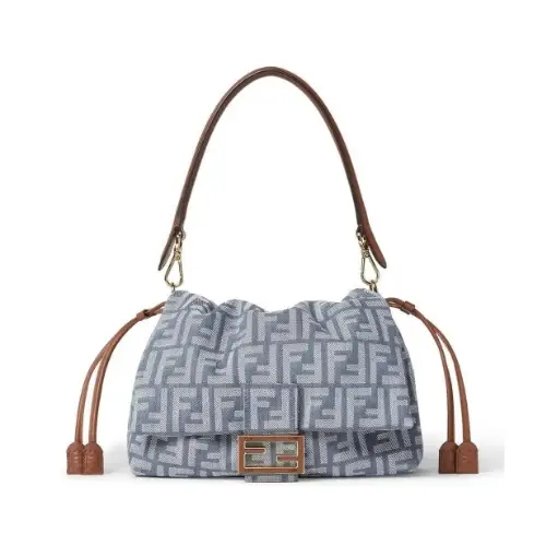 ユンジンが着用しているFENDIのハンドバッグ