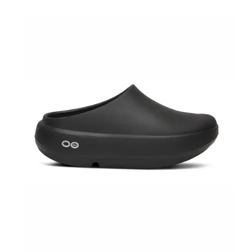 みちょぱが着用しているOOFOSのサンダル