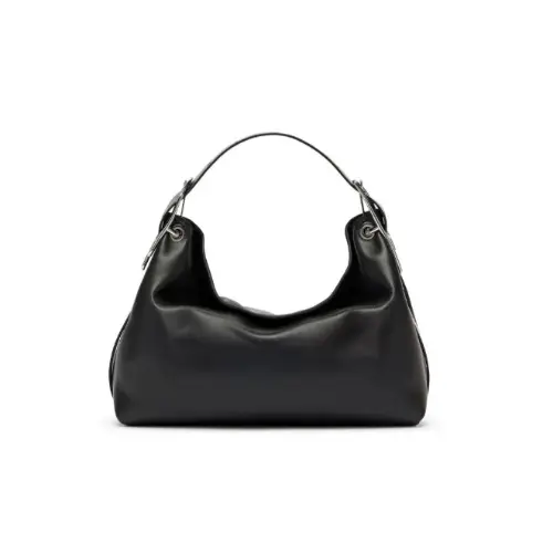 三吉彩花が着用しているDIESELのショルダーバッグ