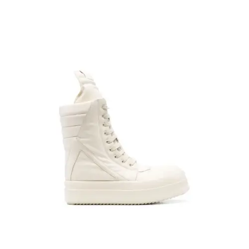 YURIが着用しているRick Owensのスニーカー