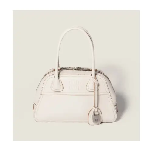 モモが着用しているMIU MIUのハンドバッグ