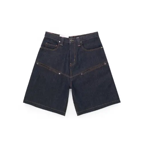 LEOが着用しているSKYLRKのパンツ（ショート）