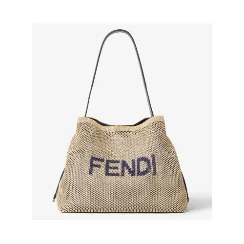 佐野勇斗が着用しているFENDIのショルダーバッグ