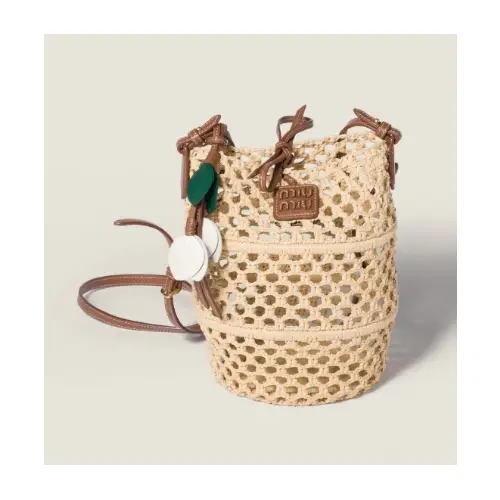 モモが着用しているMIU MIUのショルダーバッグ