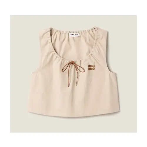 モモが着用しているMIU MIUのノースリーブ・タンクトップ