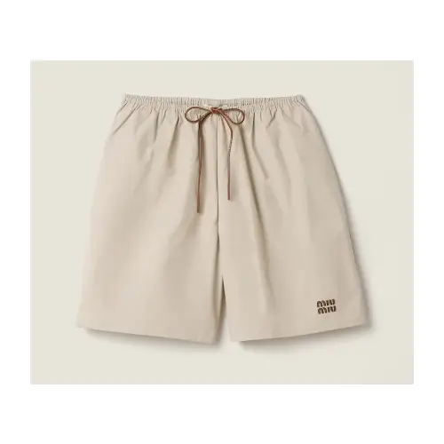モモが着用しているMIU MIUのパンツ（ショート）