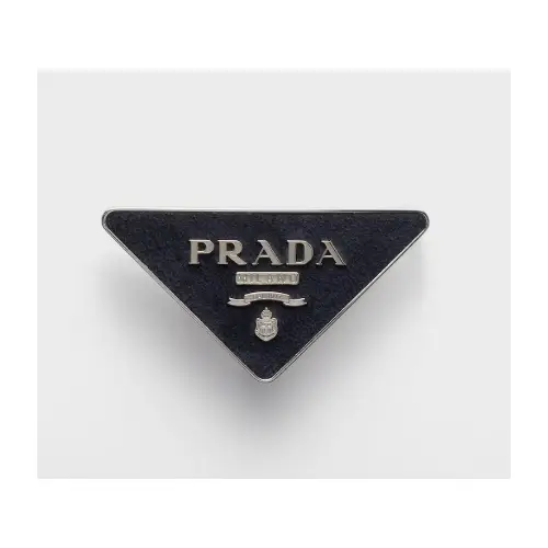 浅見めいが着用しているPRADAのピアス
