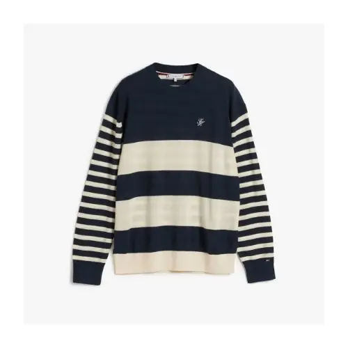 ジスが着用しているTommy Hilfigerのニット