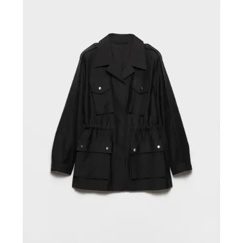 カリナが着用しているPRADAのジャケット全般
