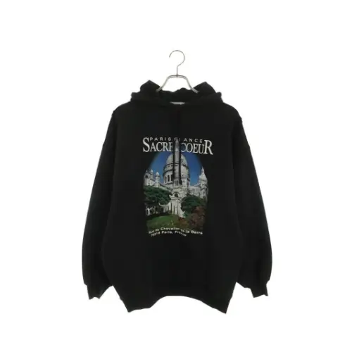 ともやんが着用しているBalenciagaのパーカー