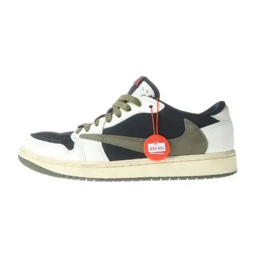 ともやんが着用しているTravis Scottのスニーカー