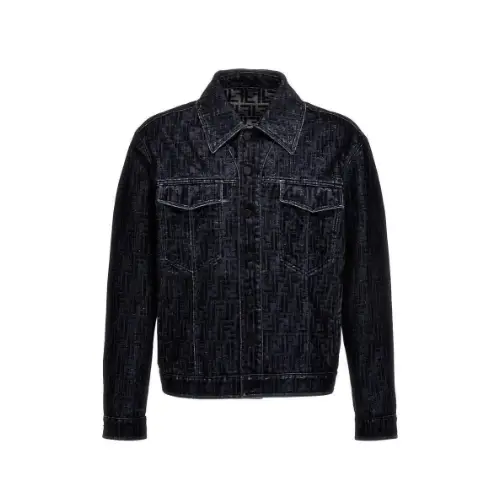 SHAKAが着用しているFENDIのデニムジャケット