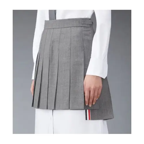 なごみが着用しているTHOM BROWNEのスカート（ショート）
