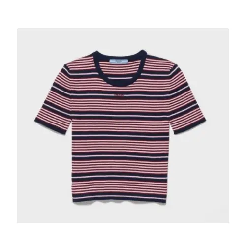 カリナが着用しているPRADAのTシャツ