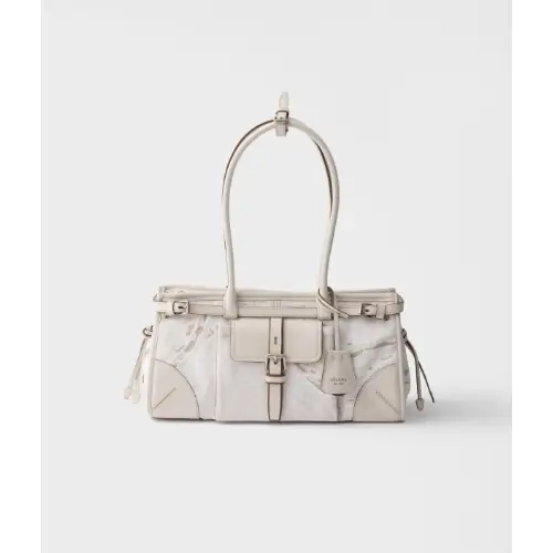 カリナが着用しているPRADAのショルダーバッグ