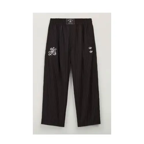 鎮西寿々歌が着用しているadidasのパンツ（ロング）