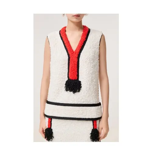 カリナが着用しているCHANELのニット