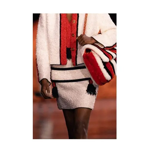カリナが着用しているCHANELのスカート（ショート）