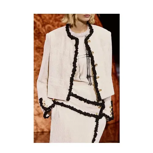 カリナが着用しているCHANELのジャケット全般