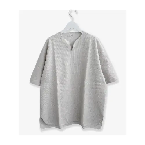 Nissyが着用しているblurhms ROOTSTOCKのTシャツ
