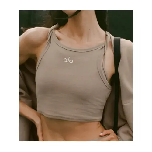 三上悠亜が着用しているAlo Yogaのノースリーブ・タンクトップ
