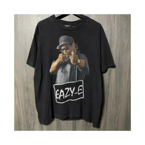 LEOが着用しているVINTAGEのTシャツ