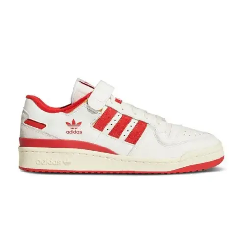 aikoが着用しているadidasのスニーカー