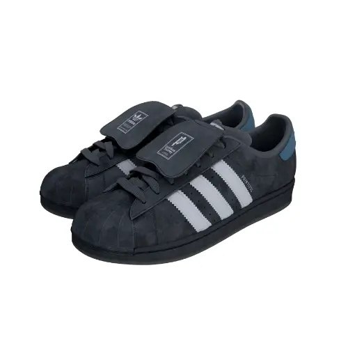 新井和輝が着用しているadidasのスニーカー