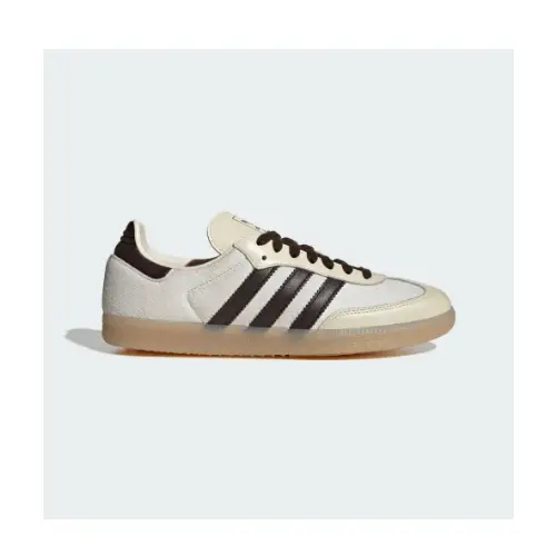 西野カナが着用しているadidasのスニーカー
