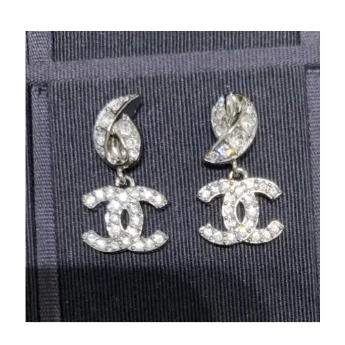 白岩瑠姫が着用しているCHANELのピアス