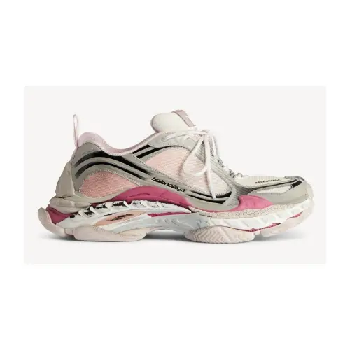 重盛さと美が着用しているBalenciagaのスニーカー