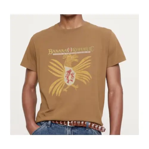 岸優太が着用しているBANANA REPUBLICのTシャツ