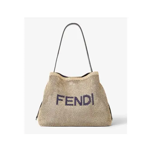 目黒蓮が着用しているFENDIのショルダーバッグ