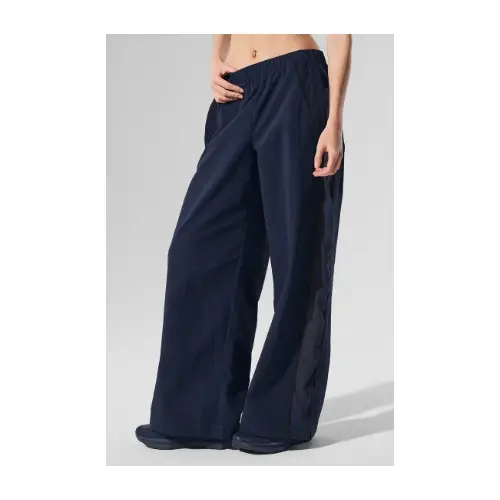 サナが着用しているAlo Yogaのパンツ（ロング）