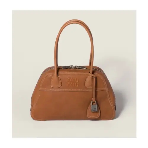 モモが着用しているMIU MIUのハンドバッグ