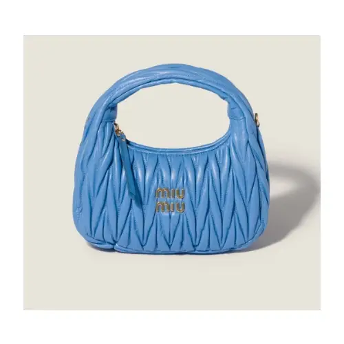 モモが着用しているMIU MIUのハンドバッグ