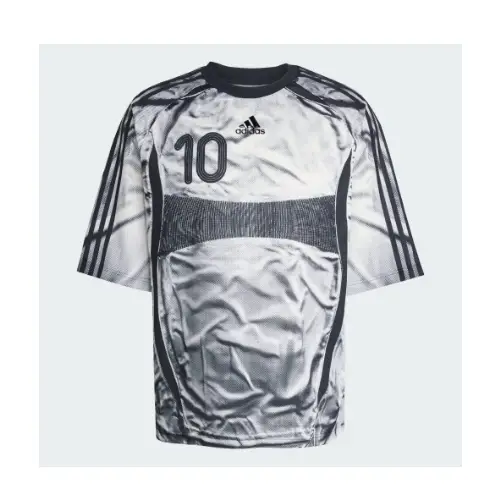 川西拓実が着用しているadidasのTシャツ