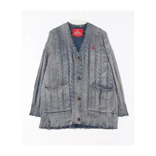 JISOOが着用しているVivienne Westwoodのカーディガン
