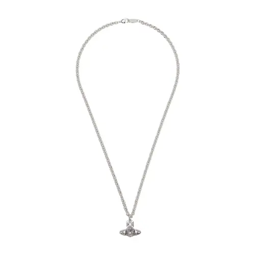 NAOKOが着用しているVivienne Westwoodのネックレス