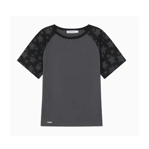 レイが着用しているMiseki seoulのTシャツ