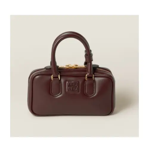 ウォニョンが着用しているMIU MIUのハンドバッグ