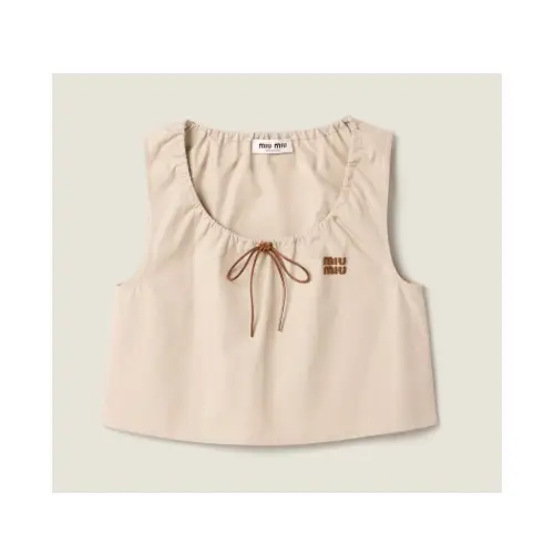 ウォニョンが着用しているMIU MIUのノースリーブ・タンクトップ
