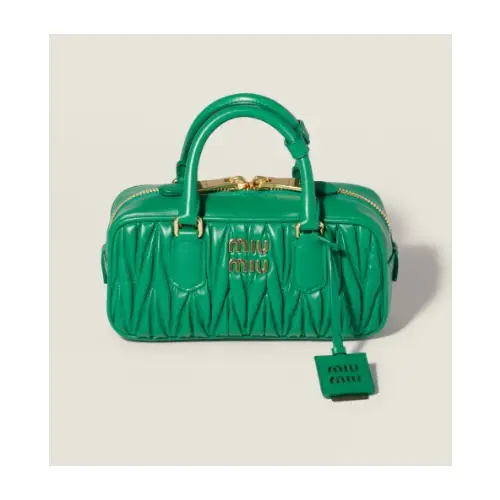 モモが着用しているMIU MIUのハンドバッグ
